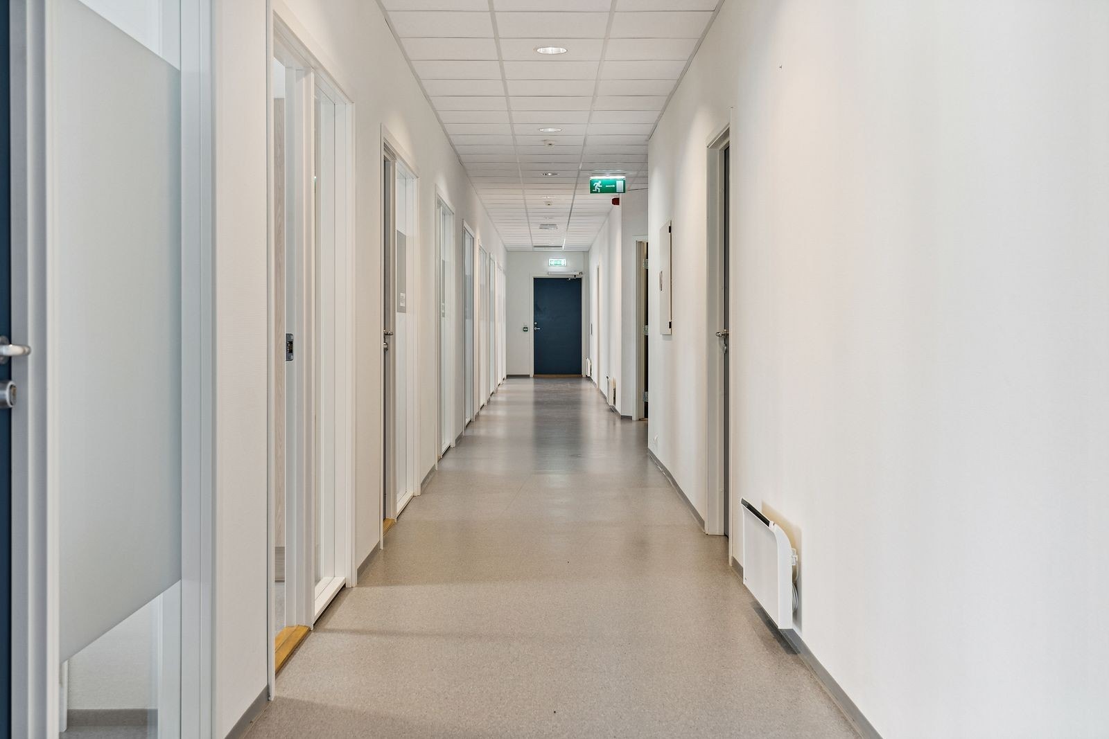 Gang ned mot kjøkken nr.1 & de fleste kontorene vi har til leie Galleribilde