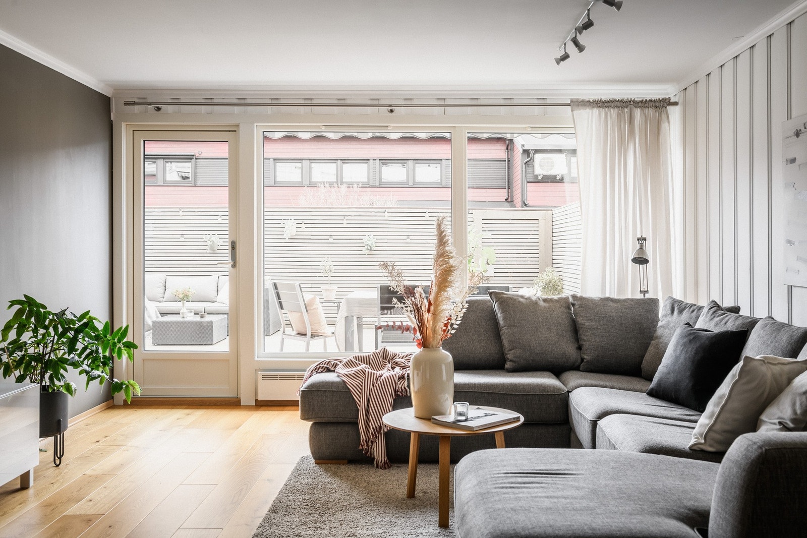 Gode lysforhold fra høyreiste vindusflater. Galleribilde