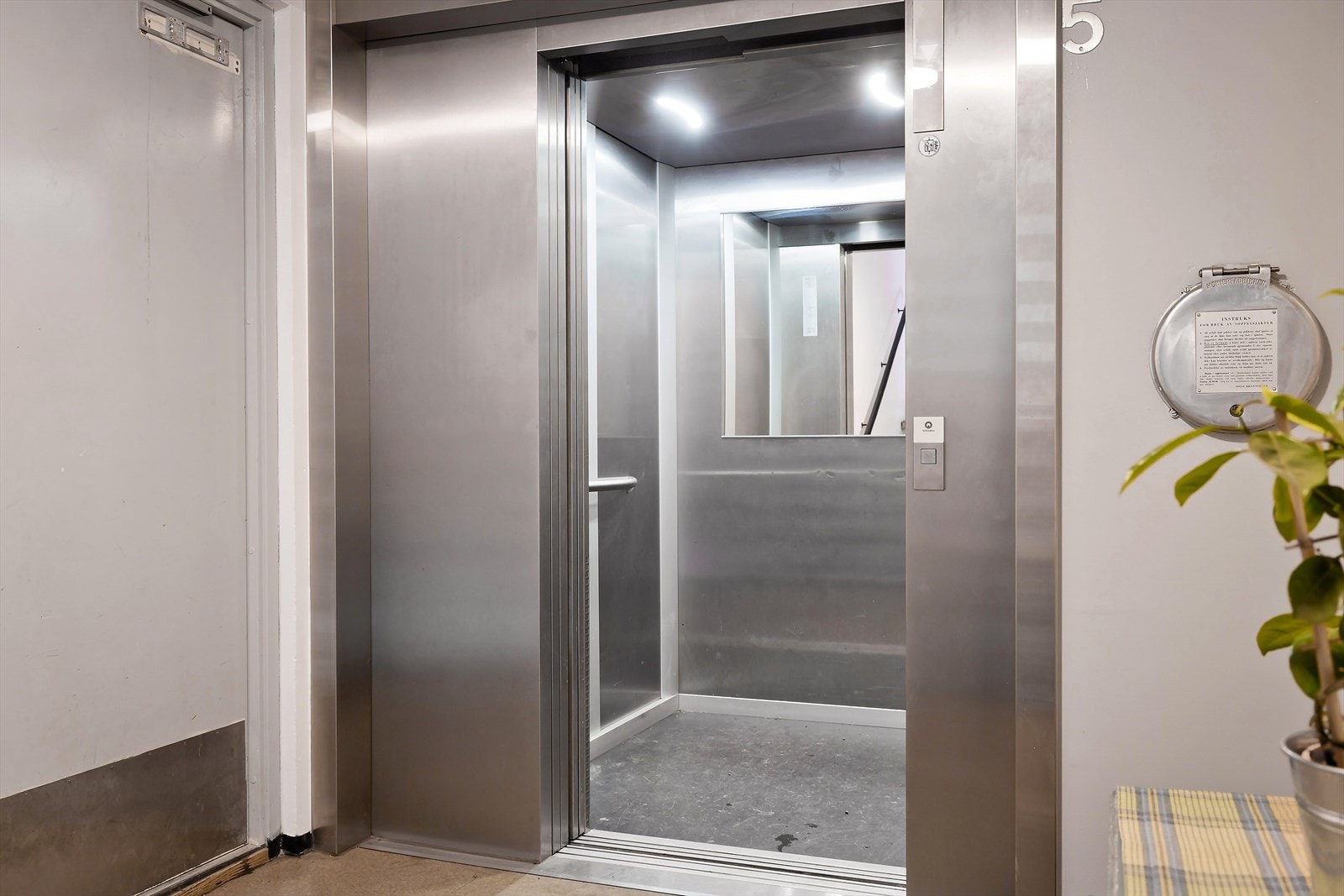 Praktisk med heisadkomst til boligen i 5.etg. Galleribilde