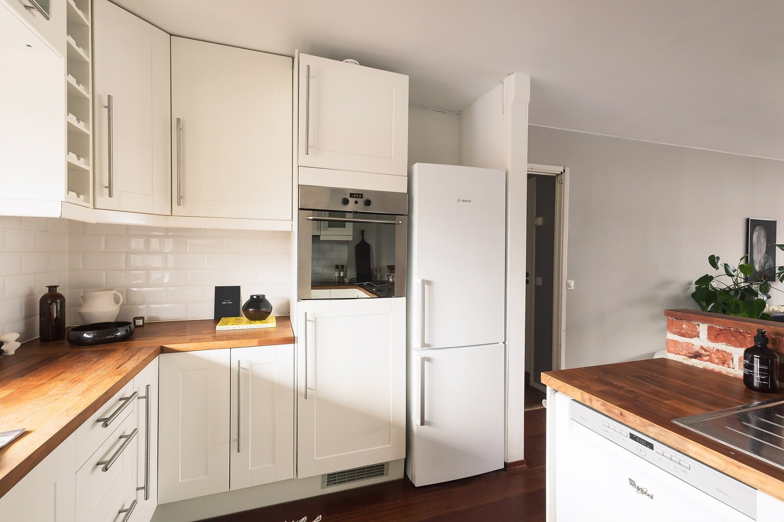 Innredningen er i profilert utførelse med benkeplate av heltre, vitrineskap, vinhyller og enkelte integrerte hvitevarer. Galleribilde