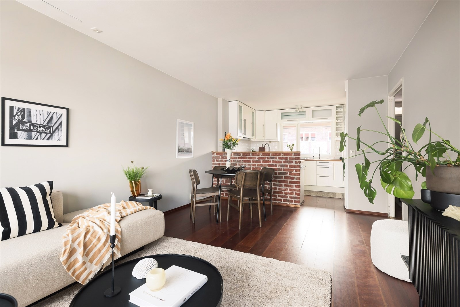 Leiligheten har gjennomgående planløsning og fremstår lys og innbydende. Galleribilde