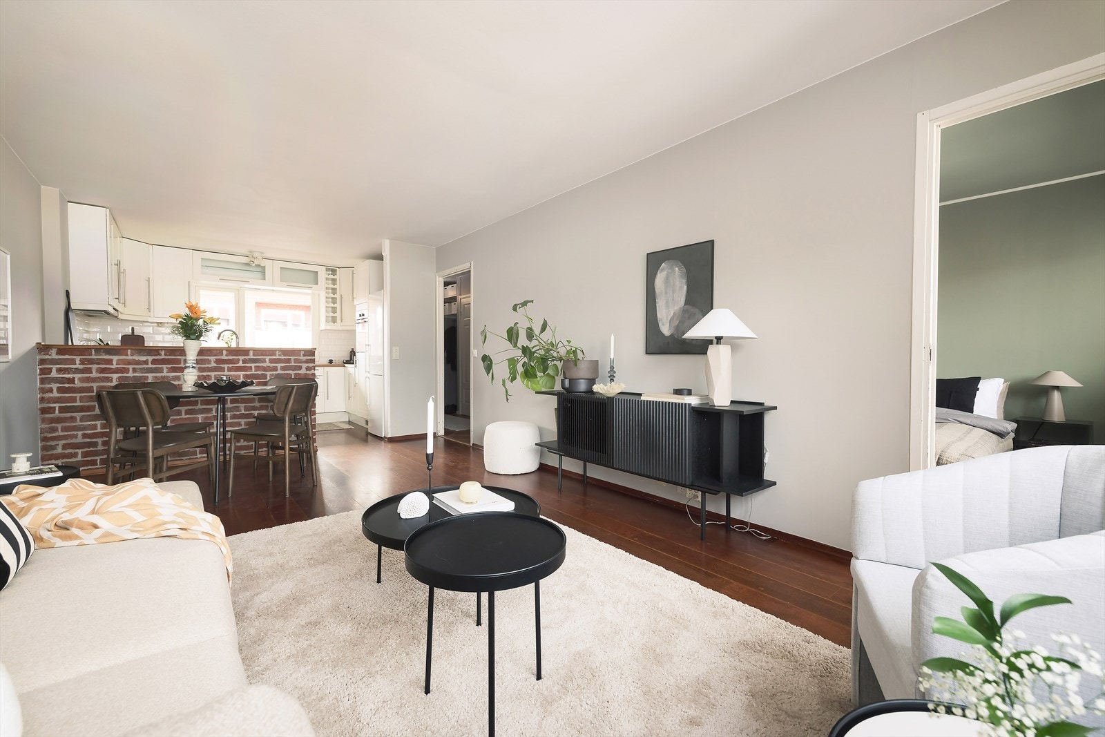 Stuen er åpen og luftig med store vindusflater og gode lysforhold. Galleribilde