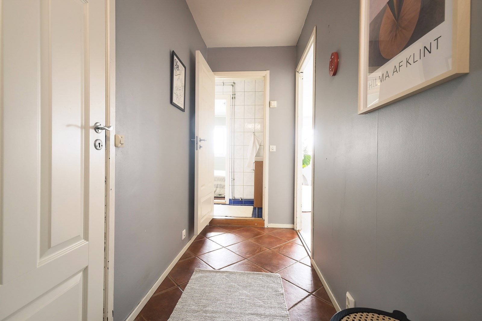 Praktisk entre med fliser på gulv. Galleribilde