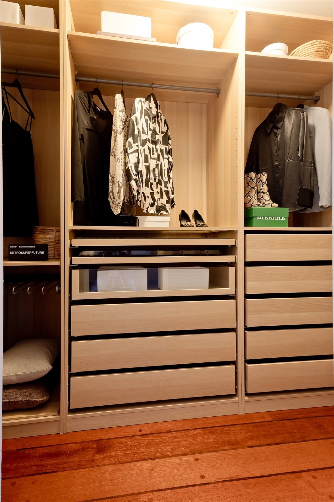 Inngang fra entréen til stort walk in closet med garderobeinnredning. Galleribilde