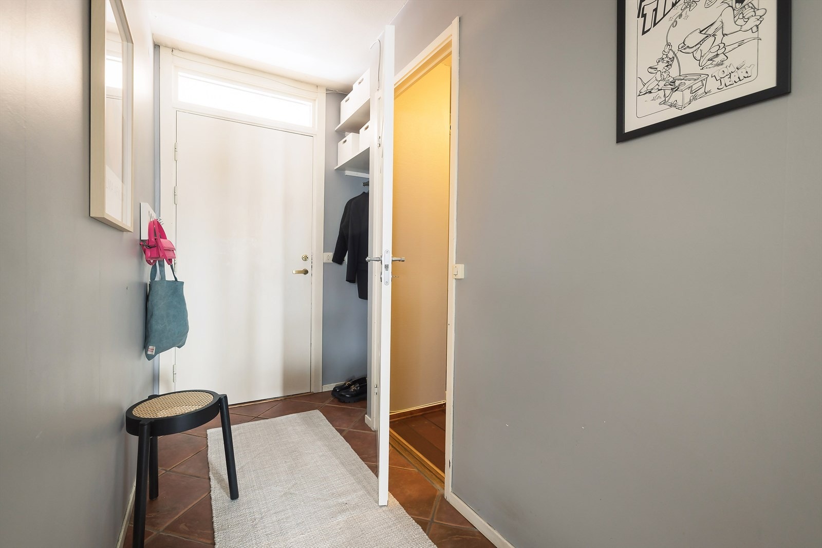 Knaggoppheng til å henge fra seg yttertøy, og ekstra oppbevaringsmuligheter på hylle. Galleribilde