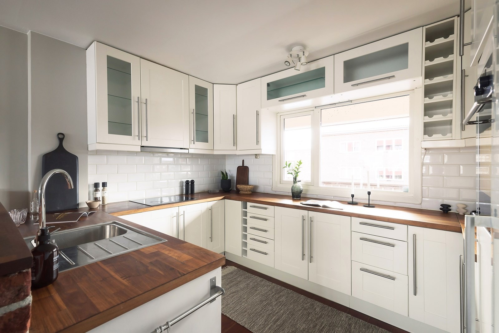 Det er god kombinasjon av skap- og benkeplass. Galleribilde