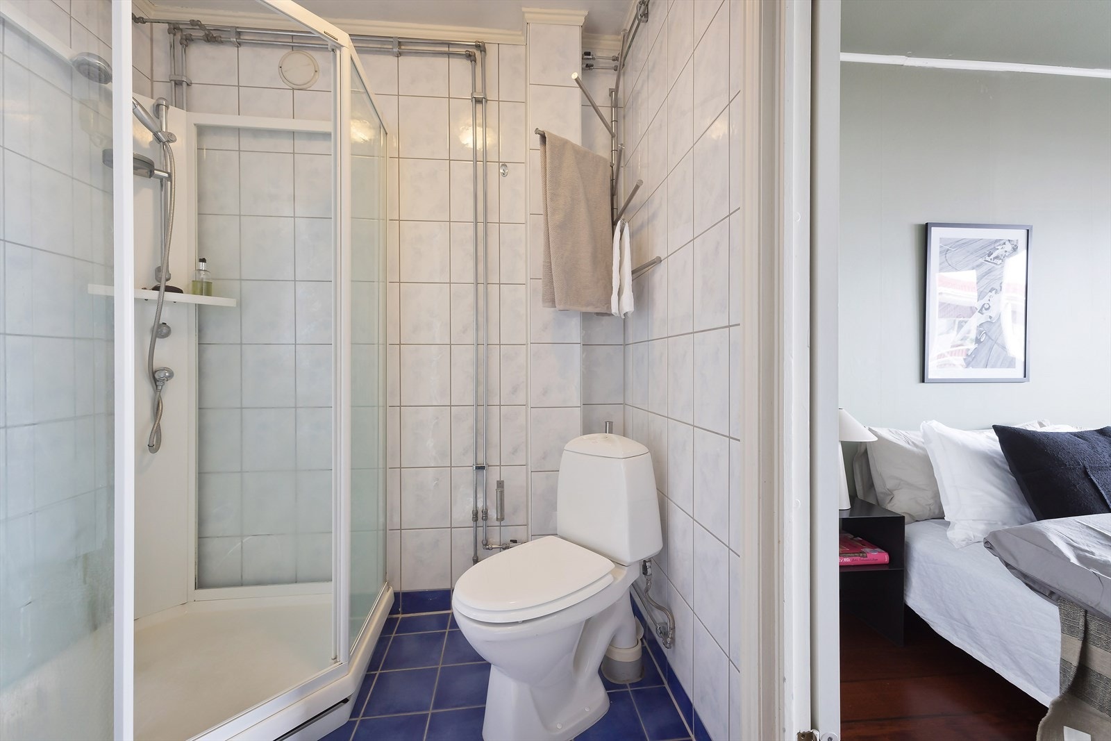 Flislagt bad med keramiske fliser og varmekabler. Stoppekraner ble oppgradert i 2024. Galleribilde