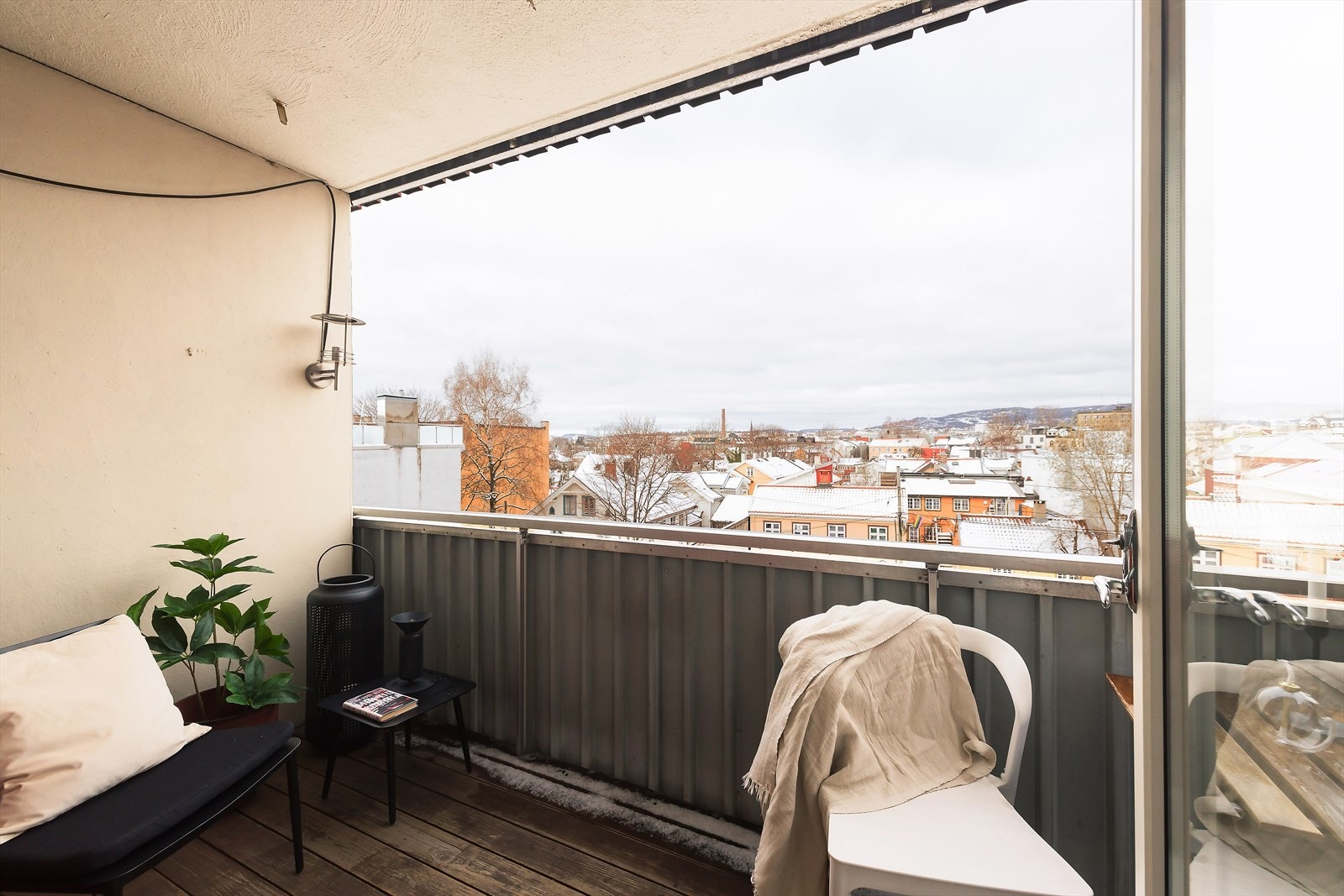 På balkongen får du kveldssol og fantastisk utsikt over byen mot Holmenkollen. Galleribilde