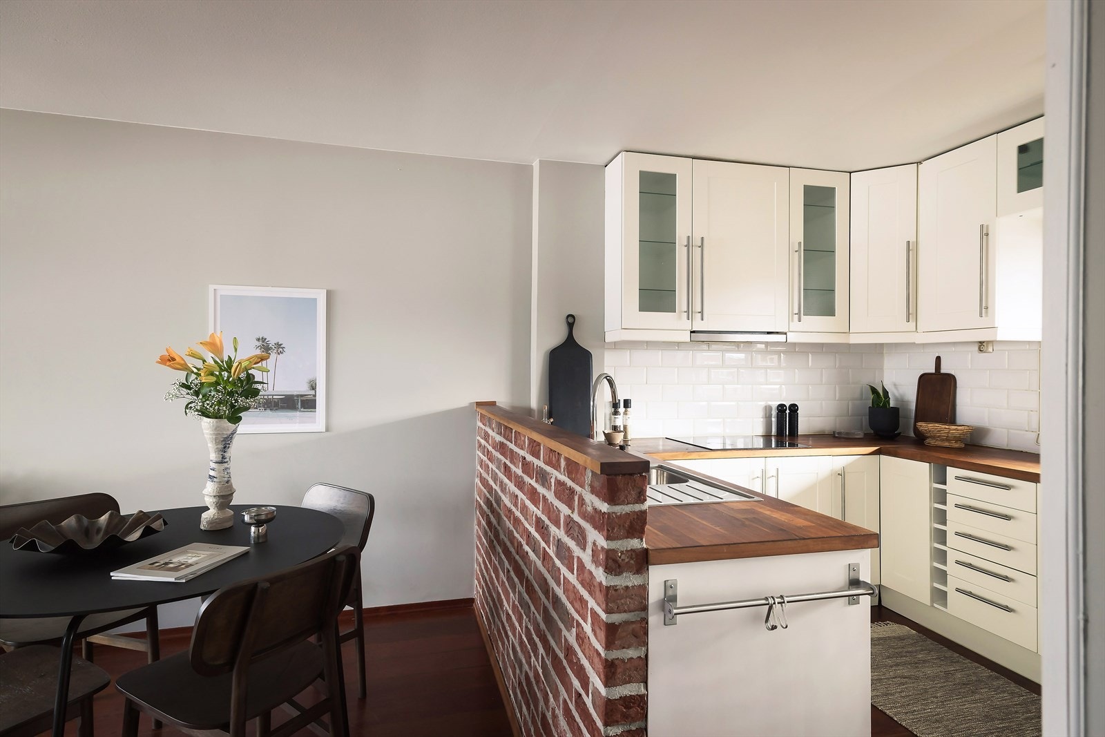 Tiltalende kjøkken med romslig innredning. Galleribilde