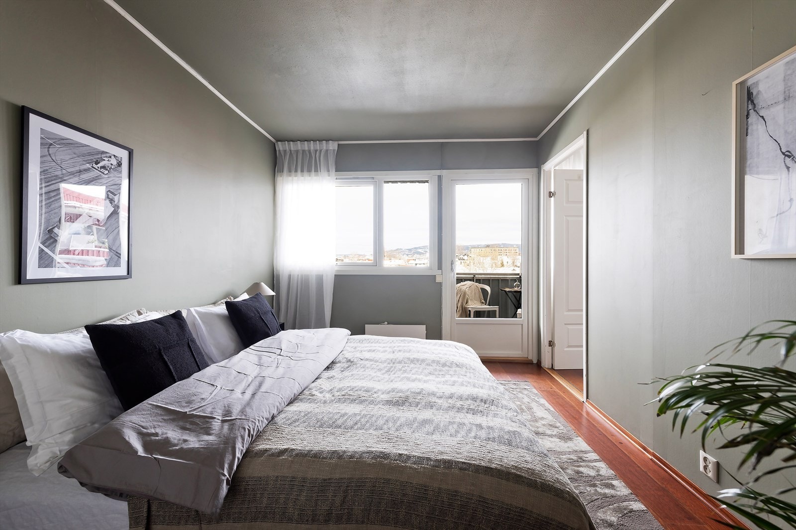 Veggene er malt i en fin og lun farge. Galleribilde