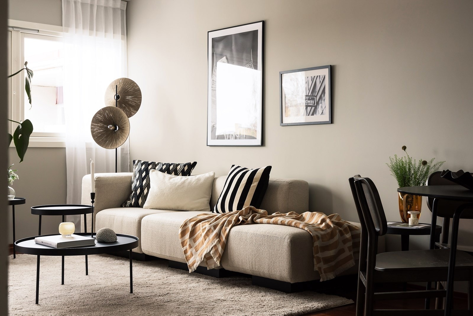 Det er plass til en stor sofa og tilhørende møblement, samt TV. Galleribilde