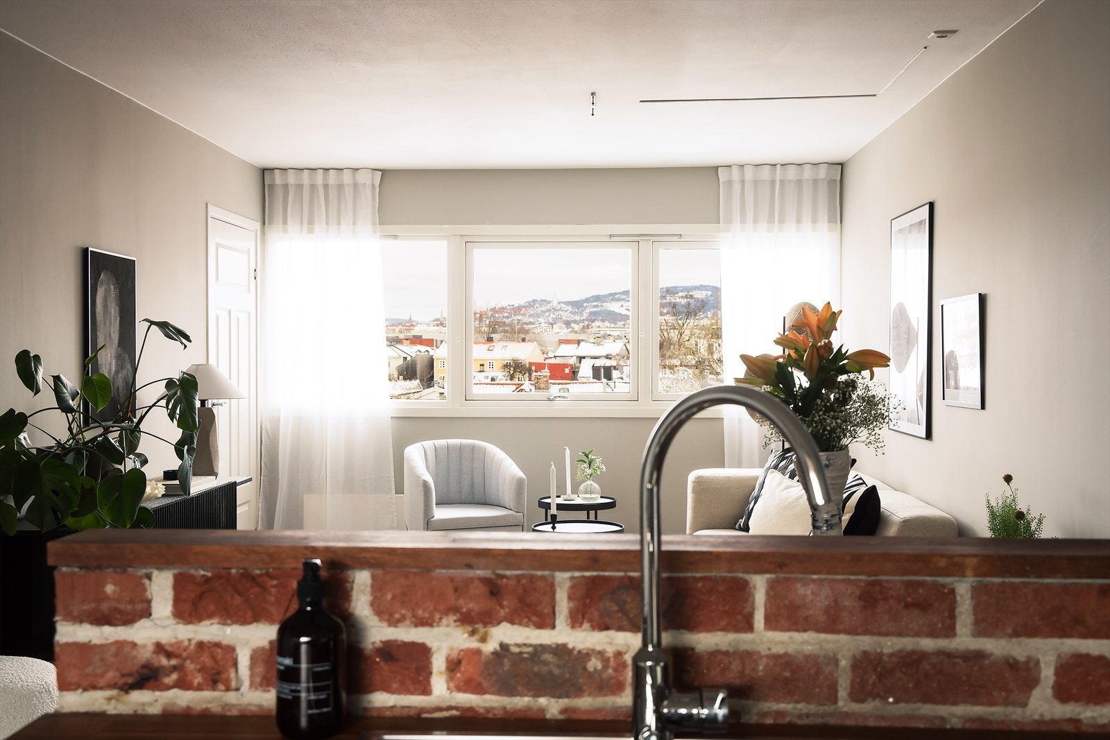 Vinduflatene som går langs hele veggen gir god romfølelse. Galleribilde