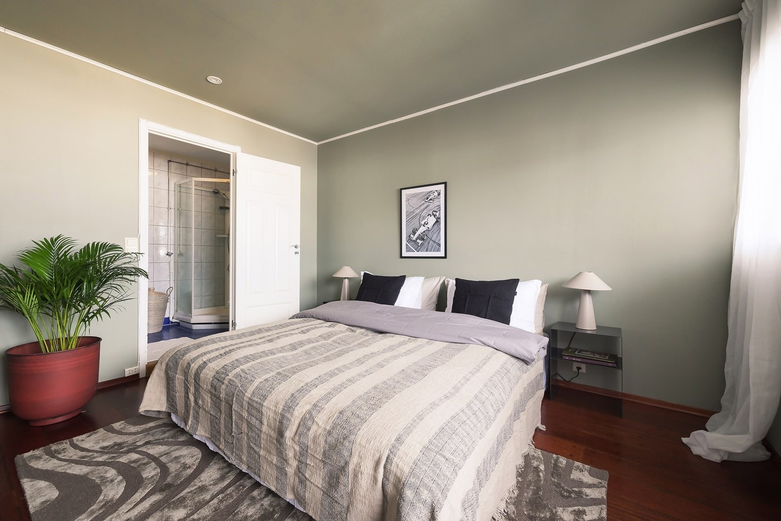 Romslig og fint soverom med plass til stor seng og nattbord. Galleribilde