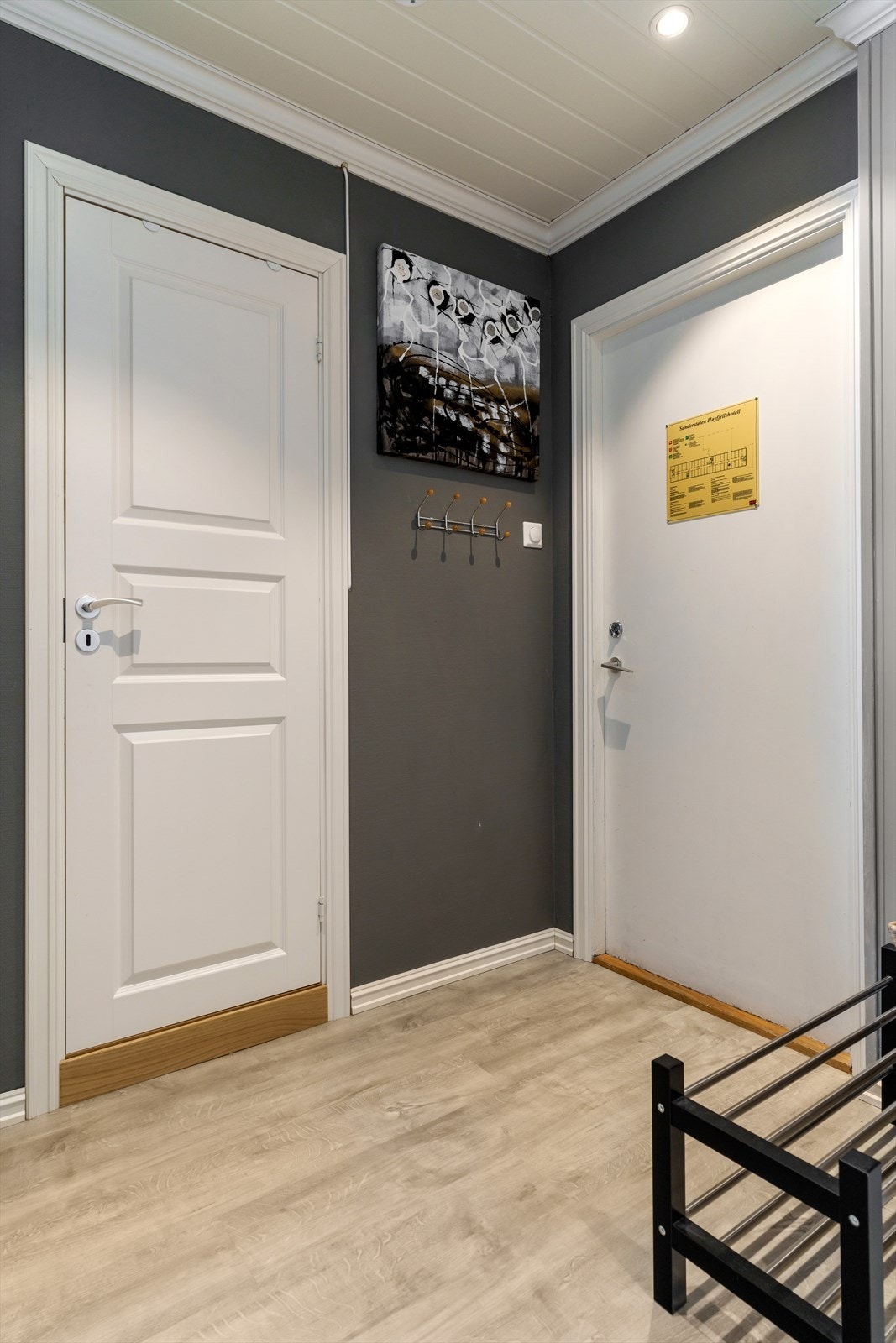 Badet er tilbaketrukket fra den sosiale sonen, men lett tilgjengelig fra soverommet. Galleribilde