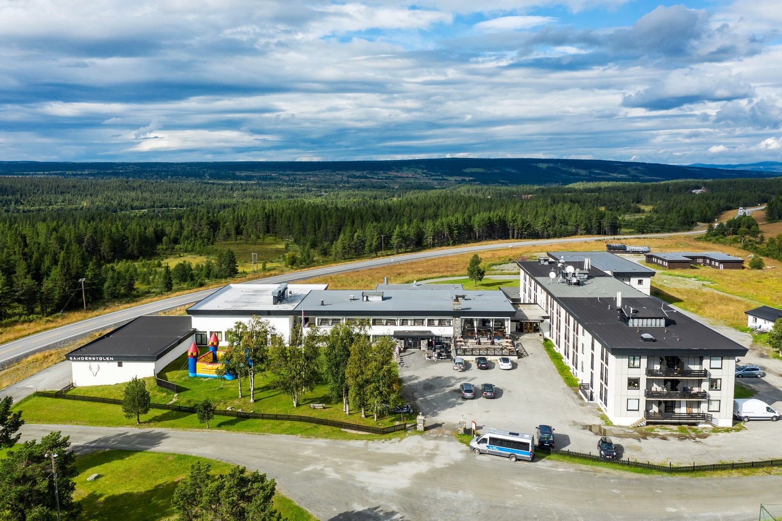 Det er enkel adkomst med bil og parkeringsmulighet rett utenfor. Gol og Leira er begge innenfor 25 min. med bil. Galleribilde