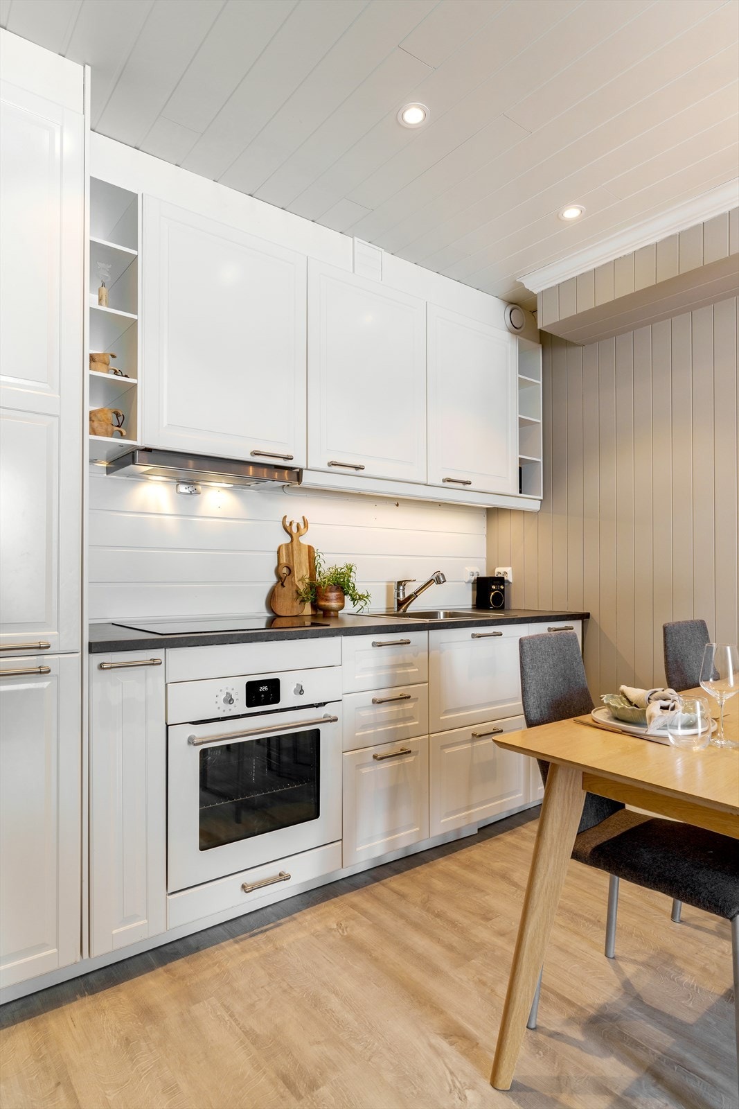 Alle kjøkkenets hvitevarer er integrert og medfølger. Galleribilde