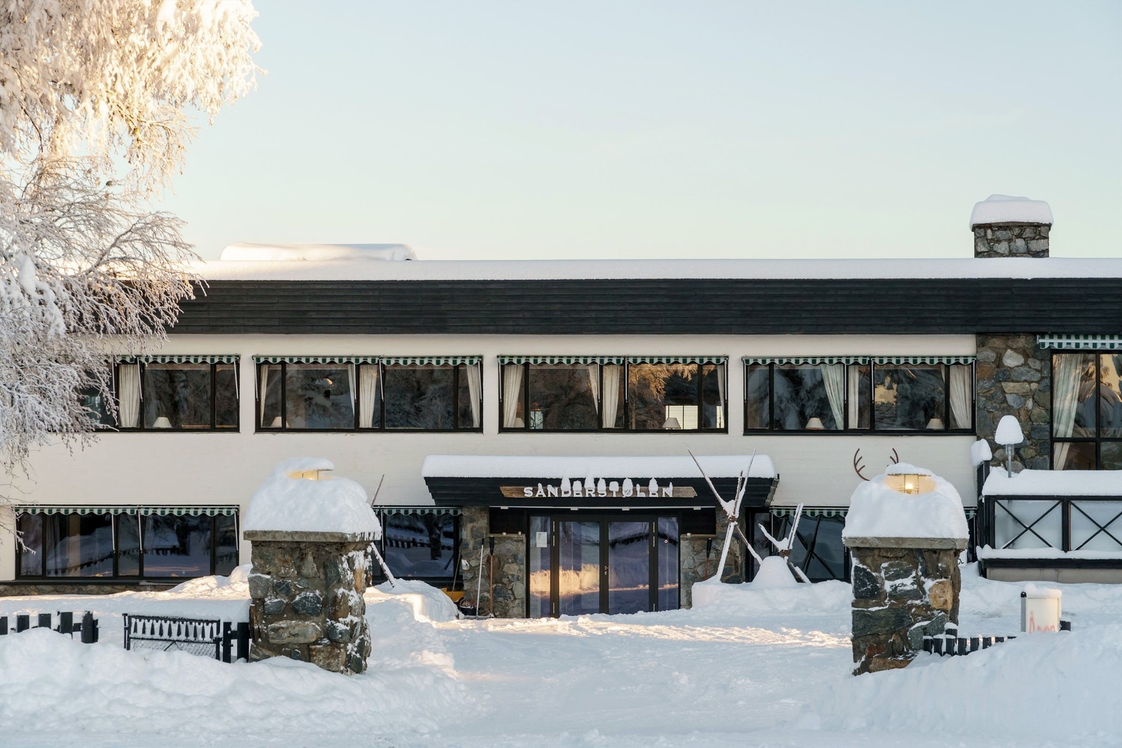 Ærverdige Sanderstølen Hotell ble rundt 2014 ombygget til aksjeleiligheter. Galleribilde