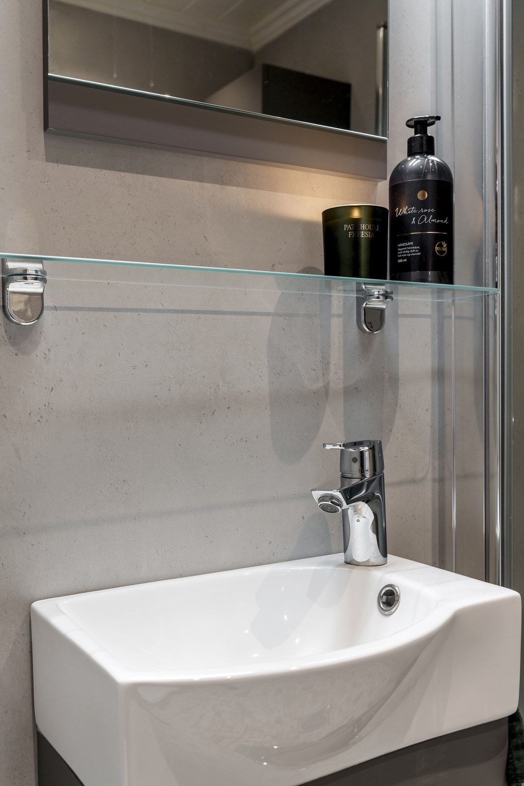 Badets gulv er utført med fliser og varme, veggene med våtromsplater med røft preg av betong. Galleribilde