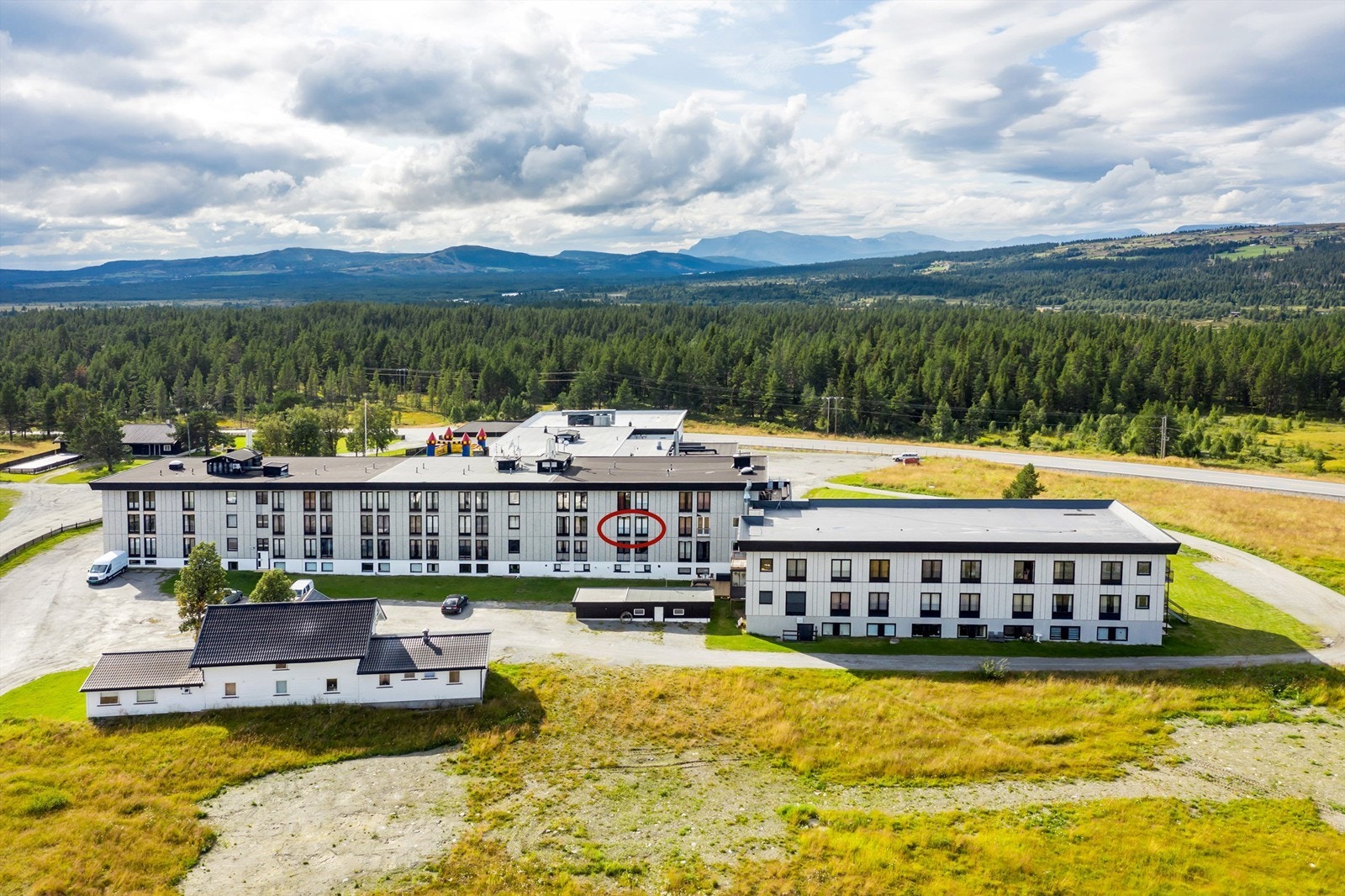På Sanderstølen er det aktivitetsmuligheter året gjennom. Etter snøsmelting er fjell og vidder perfekt for fotturer. Galleribilde
