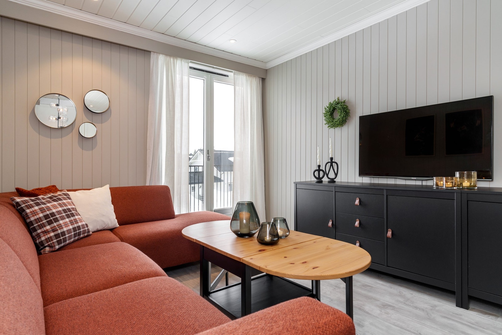 Både stuen og soverommet kan åpnes mot fransk balkong. Galleribilde