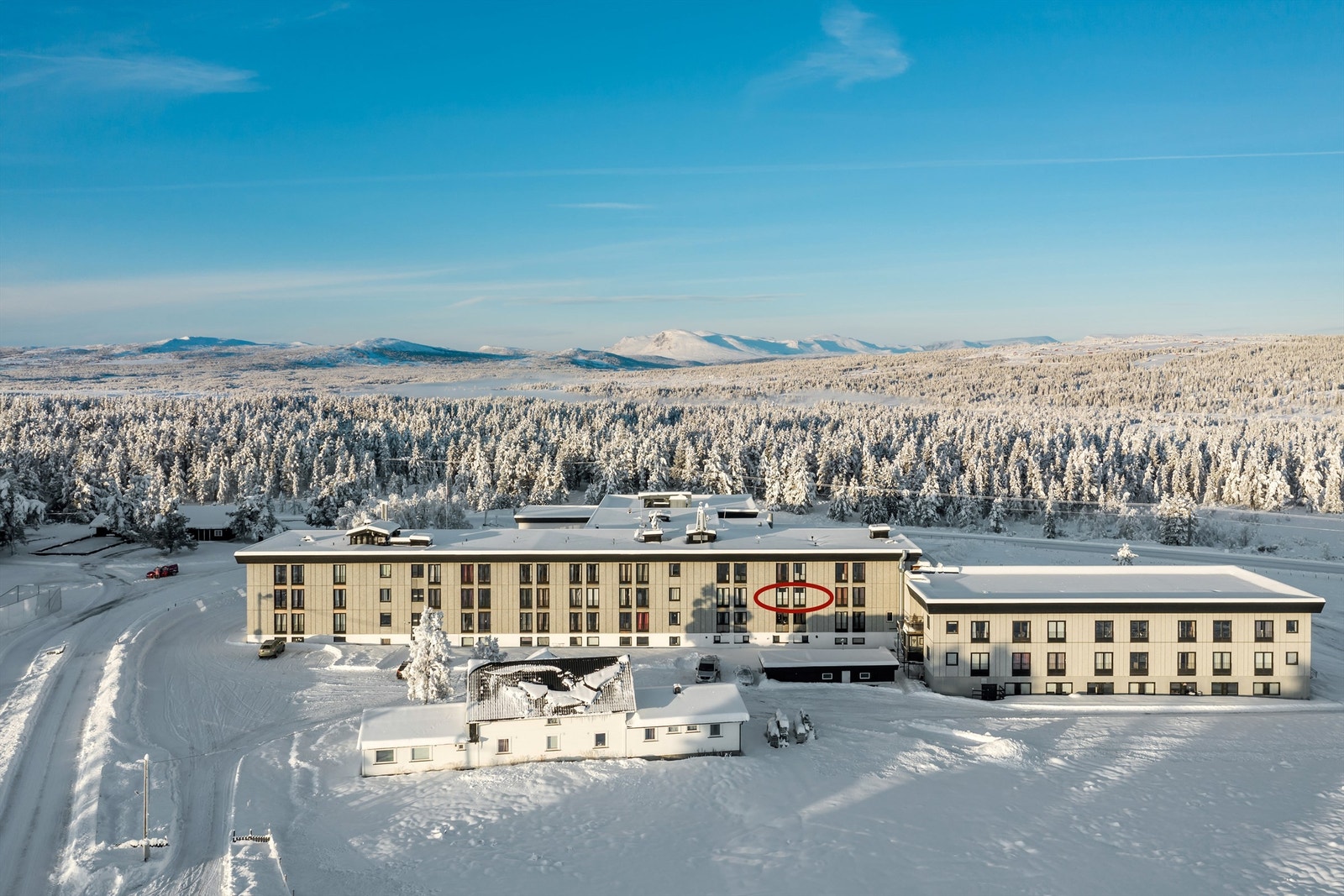 Rett utenfor venter omfangsrike turområder med mulighet for utflukter av valgfri lengde - året gjennom. Galleribilde