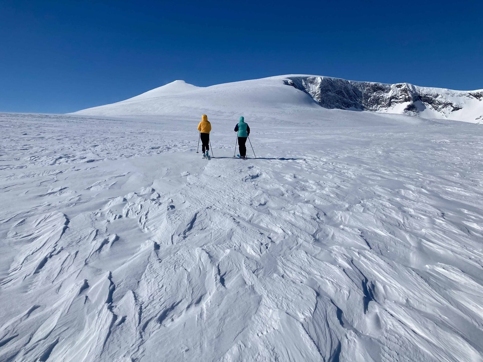 På vei mot Nautgardstind, et flott turmål på randonee, som du kan starte fra hyttefeltet- 2258moh Galleribilde
