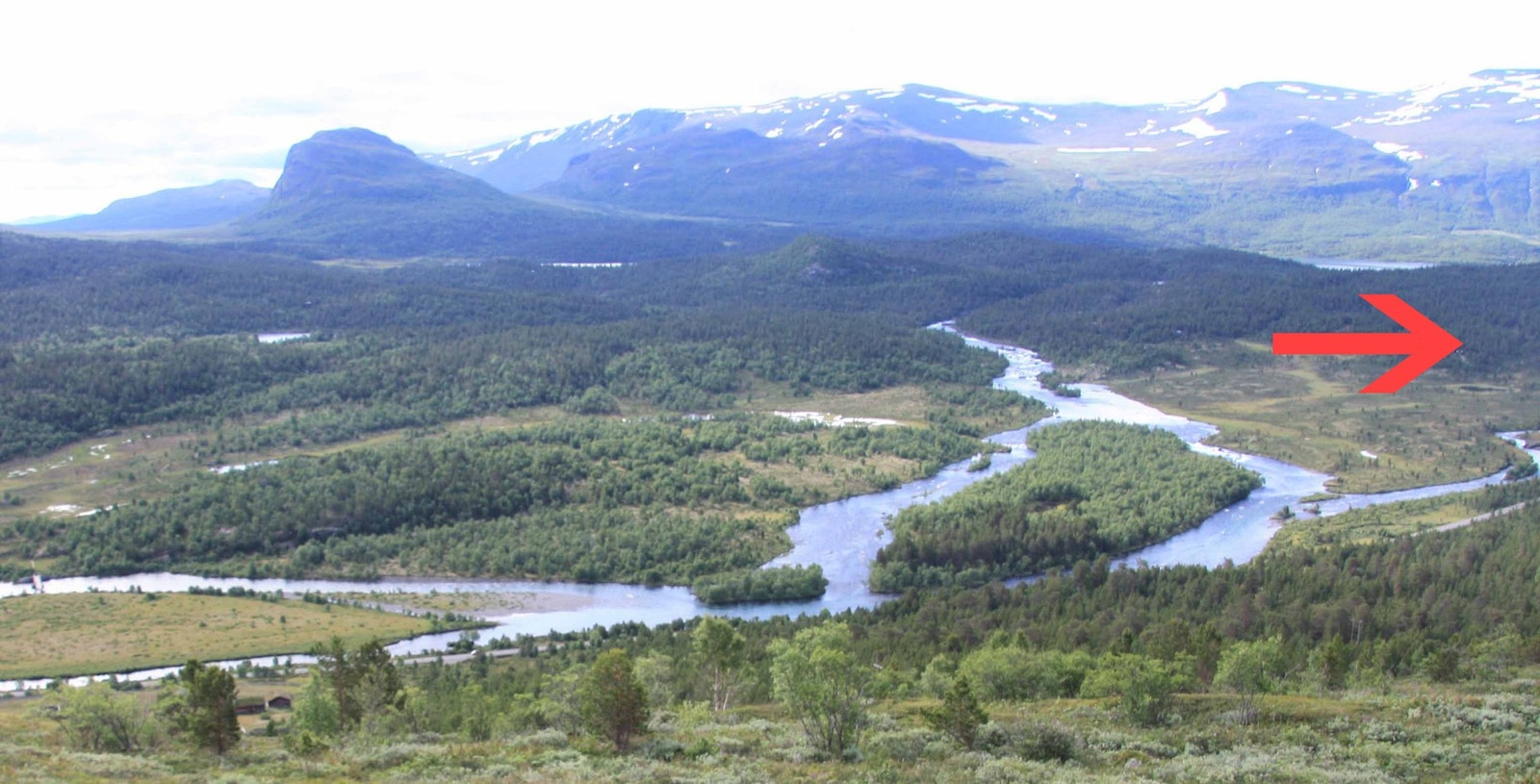 Tomtene ligger til høyre i bildet.
Elva Sjoa sees i bildet. Galleribilde