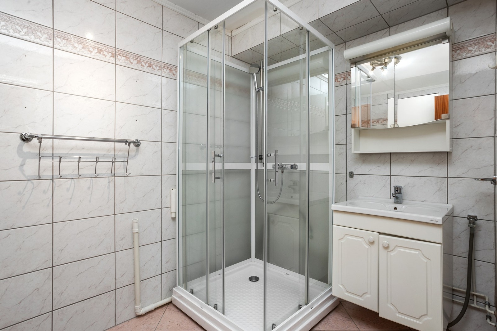 Flislagt bad m/dusjkabinett og servant. Galleribilde