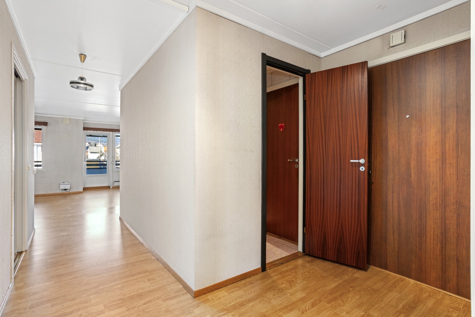 Fra gangen ser man inn mot stuen. Galleribilde