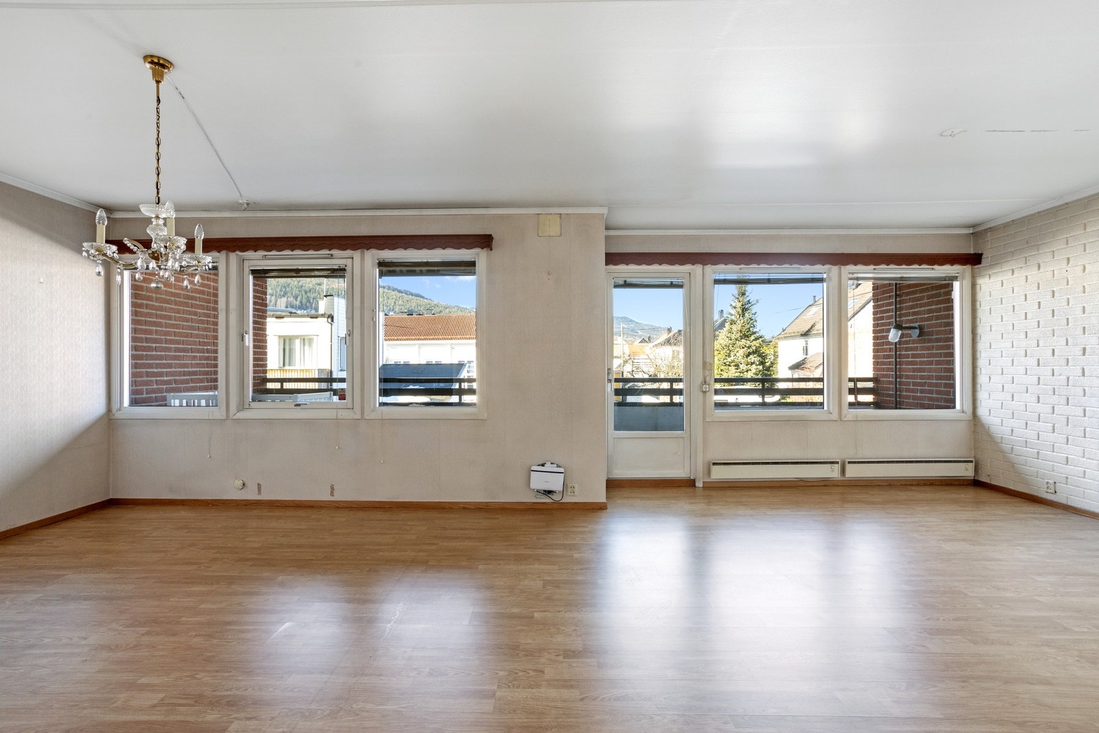 Lys og stor stue med utgang til vestvendt balkong. Galleribilde