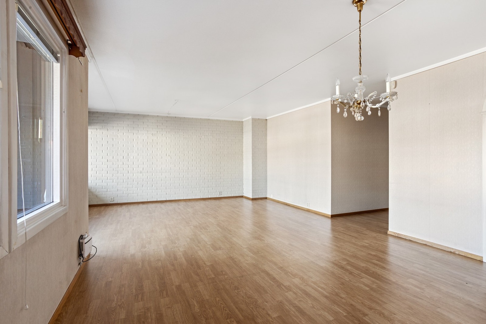 Lys og stor stue med utgang til vestvendt balkong. Galleribilde