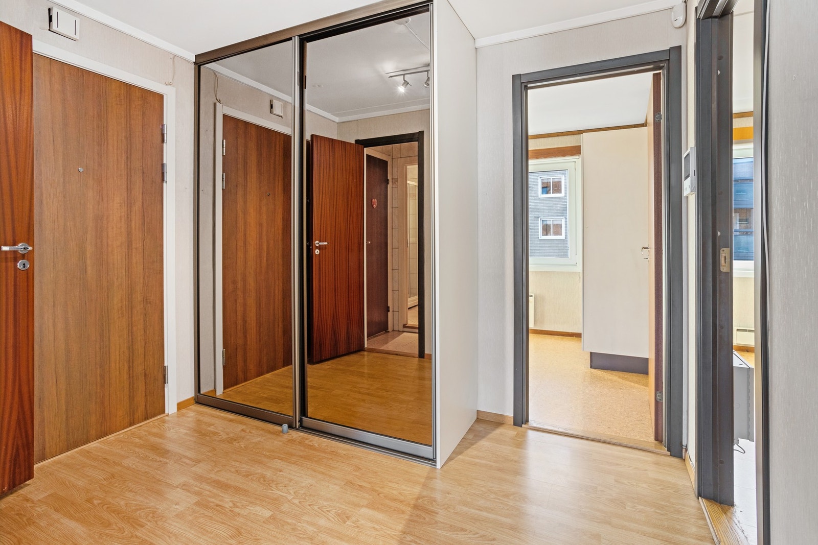 Romslig gang med skyvedørsgarderobe. Galleribilde