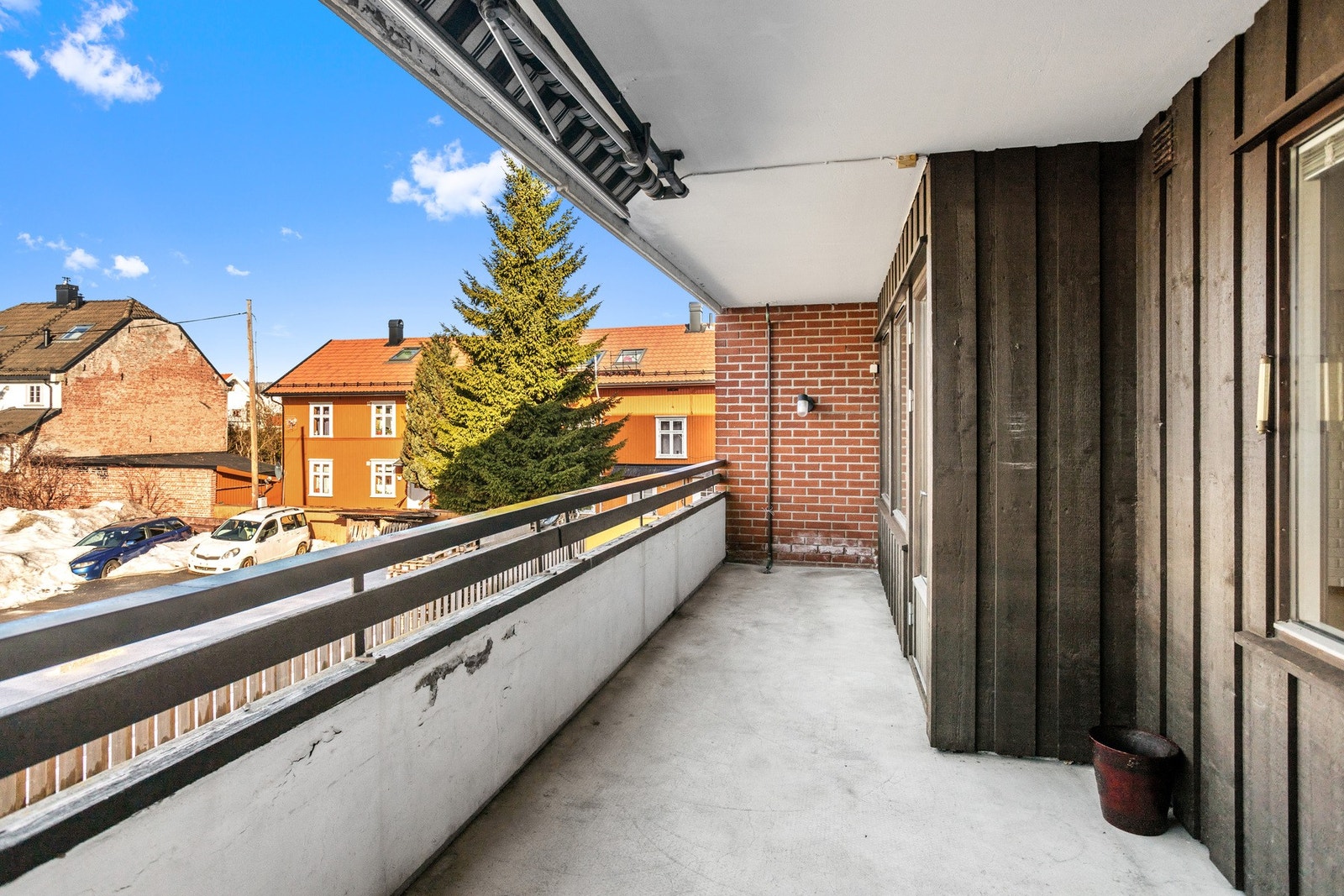 Stor, vestvendt og solrik balkong mot rolig bakgård. Galleribilde