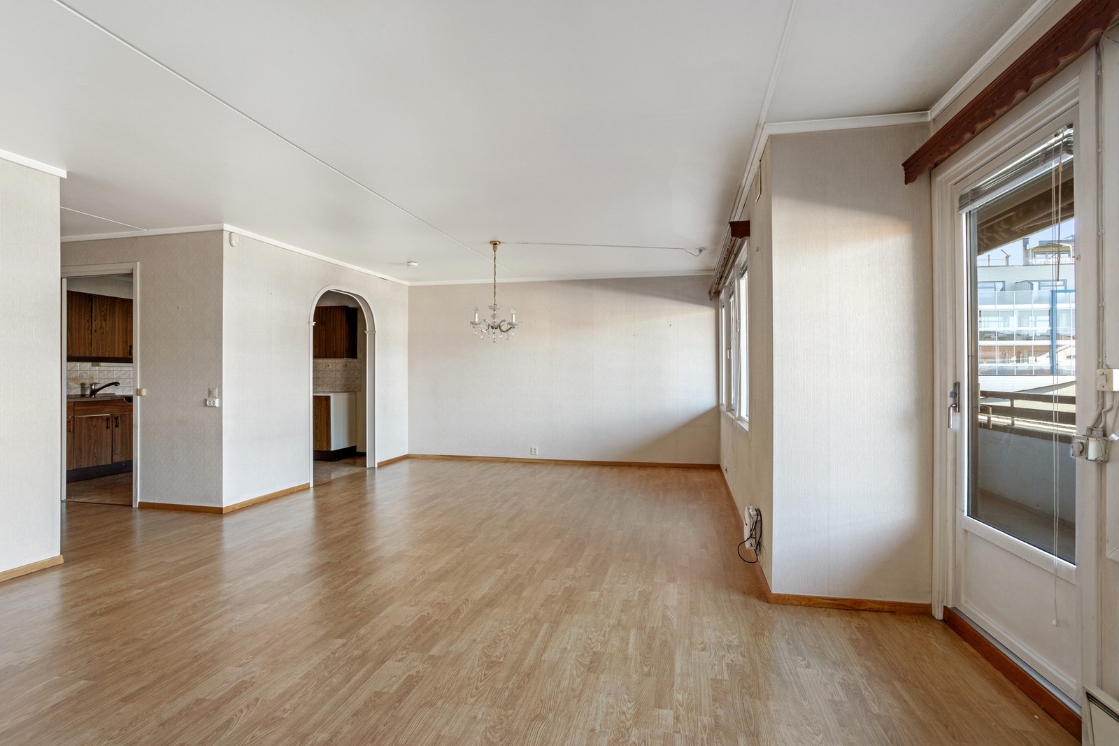 Lys og stor stue med utgang til vestvendt balkong. Galleribilde