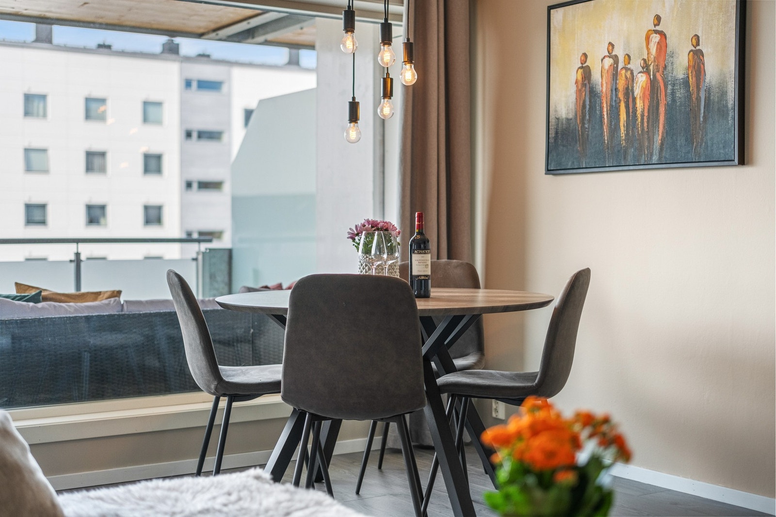 Spisesonen faller naturlig inn i stuen her Galleribilde