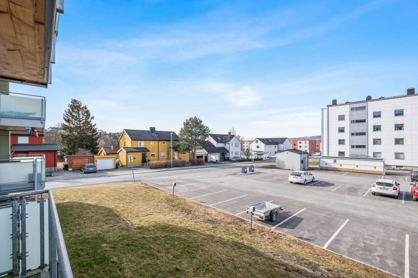 Balkongen er vestvendt og nyter svært gode solforhold Galleribilde