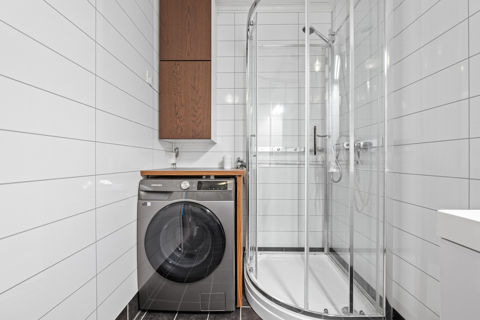 Badet er utstyrt med opplegg for vaskemaskin, dusjkabinett og varmekabler i gulv Galleribilde