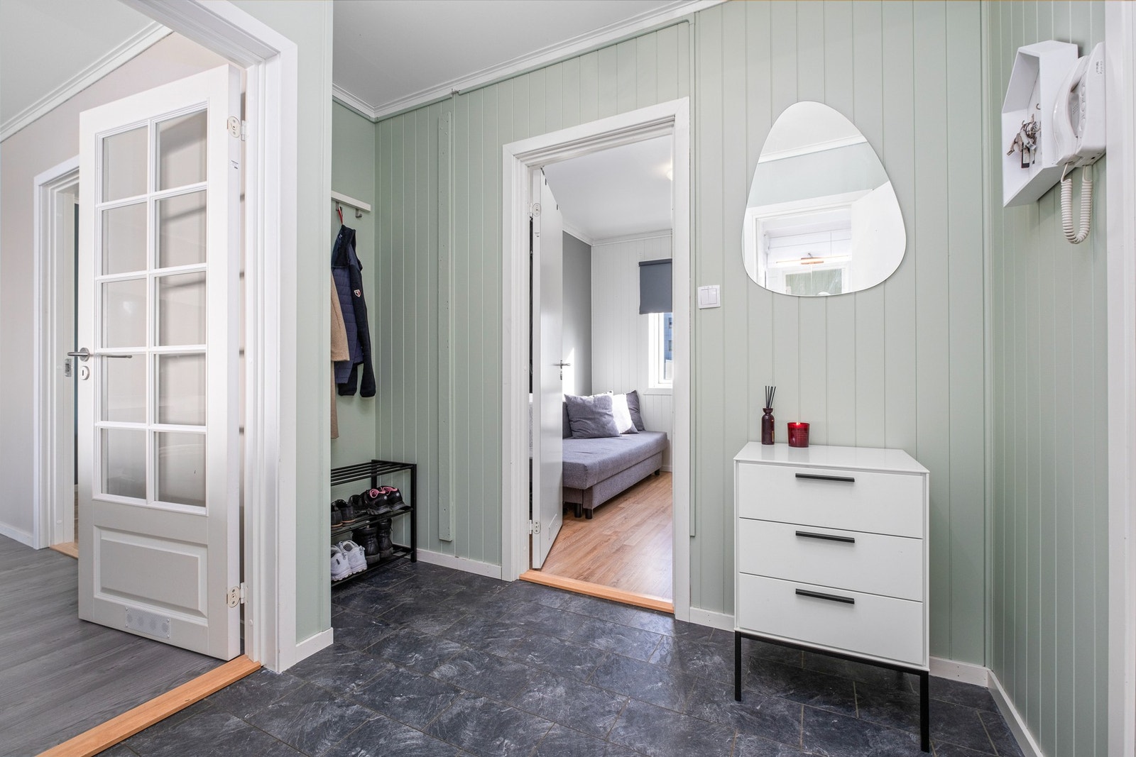 Romslig entré med mulighet for å henge fra seg yttertøy og sko Galleribilde