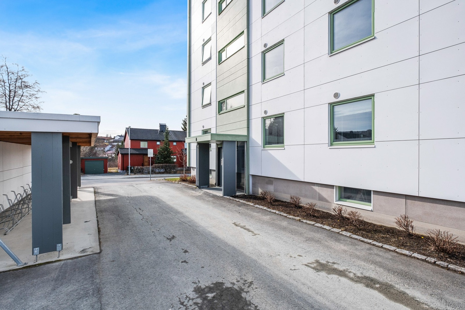 Sykkelparkering utenfor bygget Galleribilde