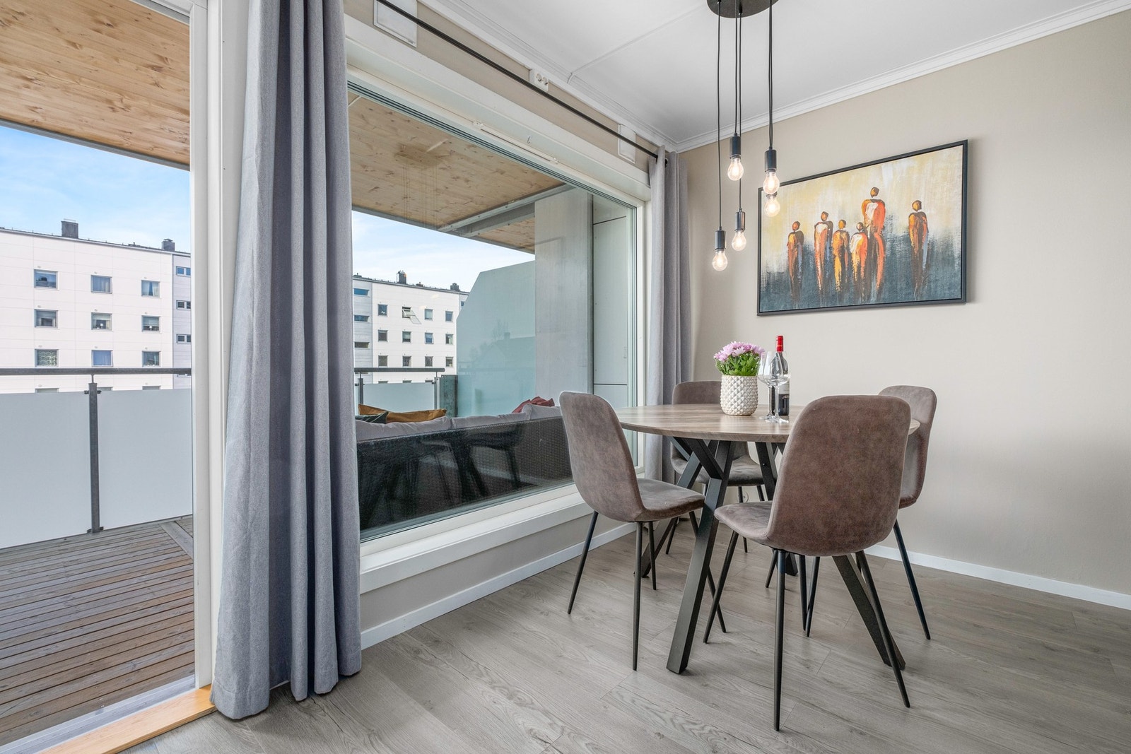 Fra stuen har du utgang til solrik balkong Galleribilde