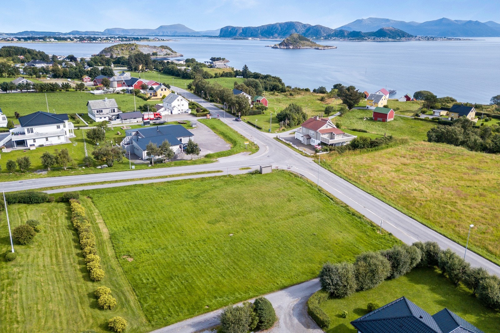 Tomten vil få tilkomst fra vest. Galleribilde