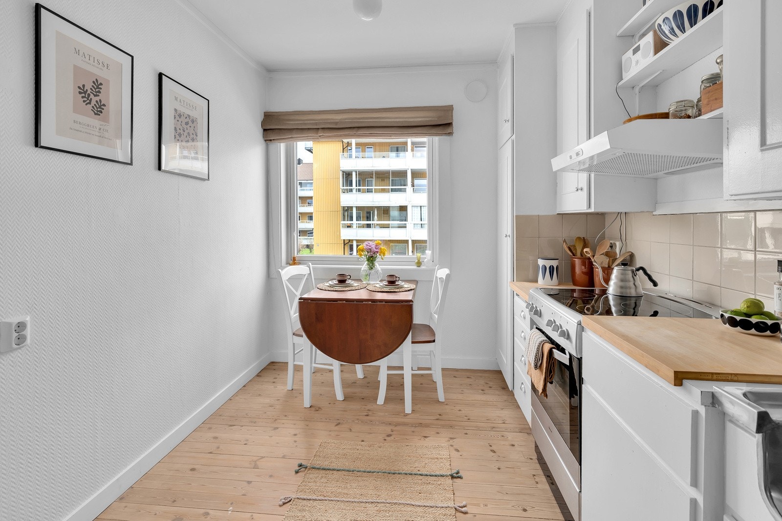 Kjøkken med plass til kjøkkenbord Galleribilde