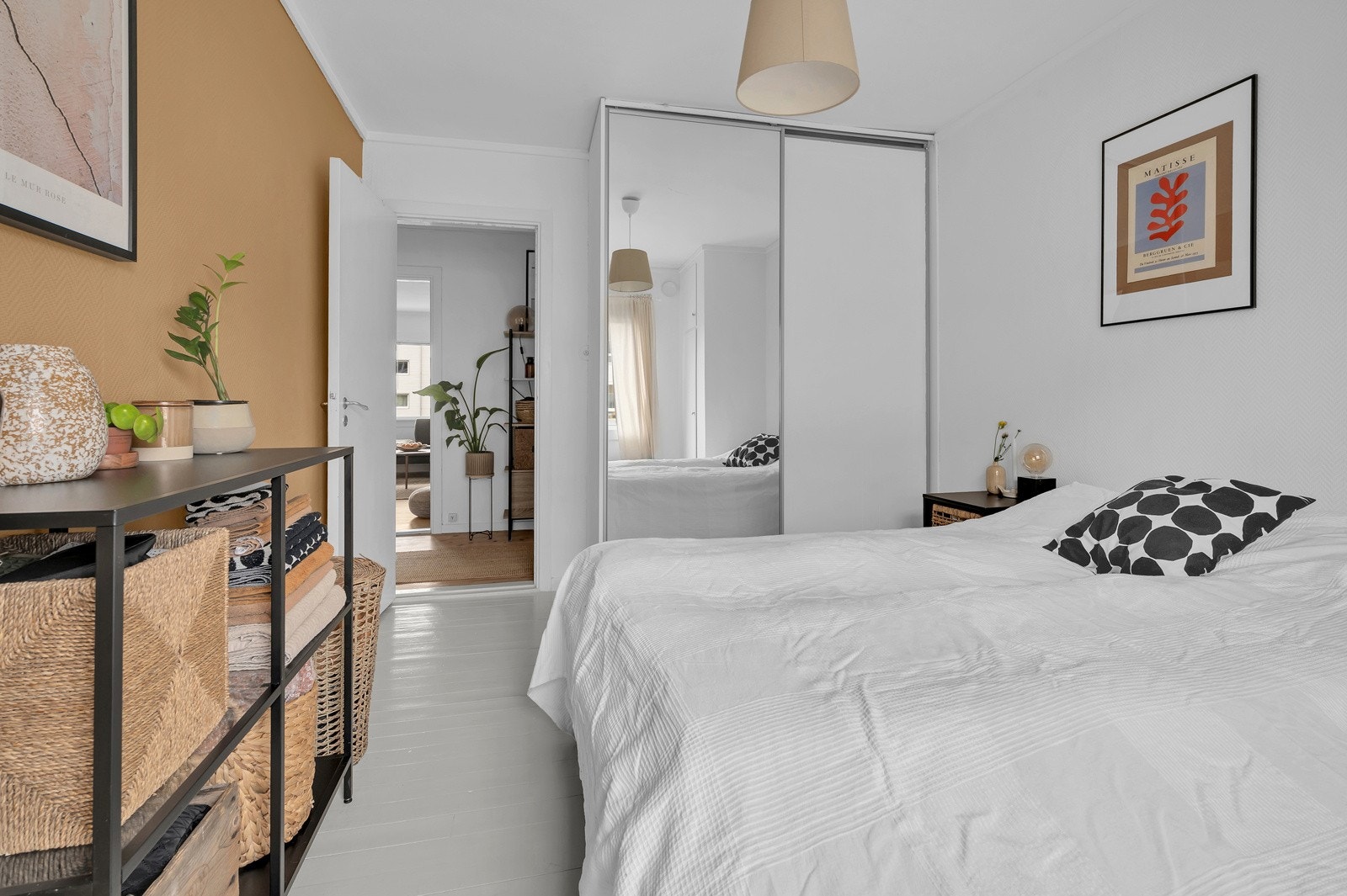 Soverom med garderobeskap Galleribilde