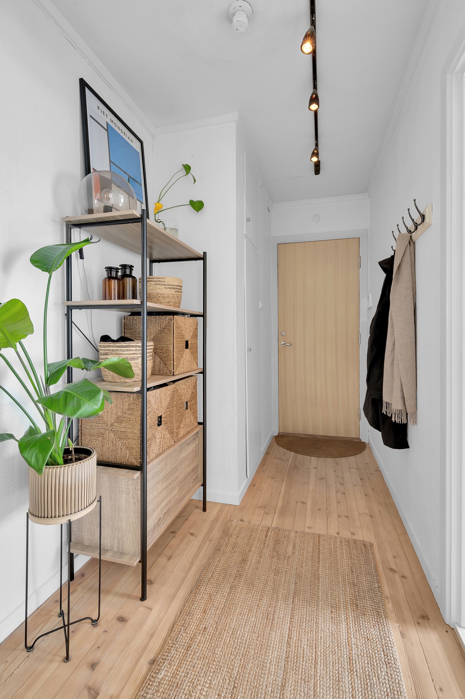 Entrè med garderobeskap Galleribilde