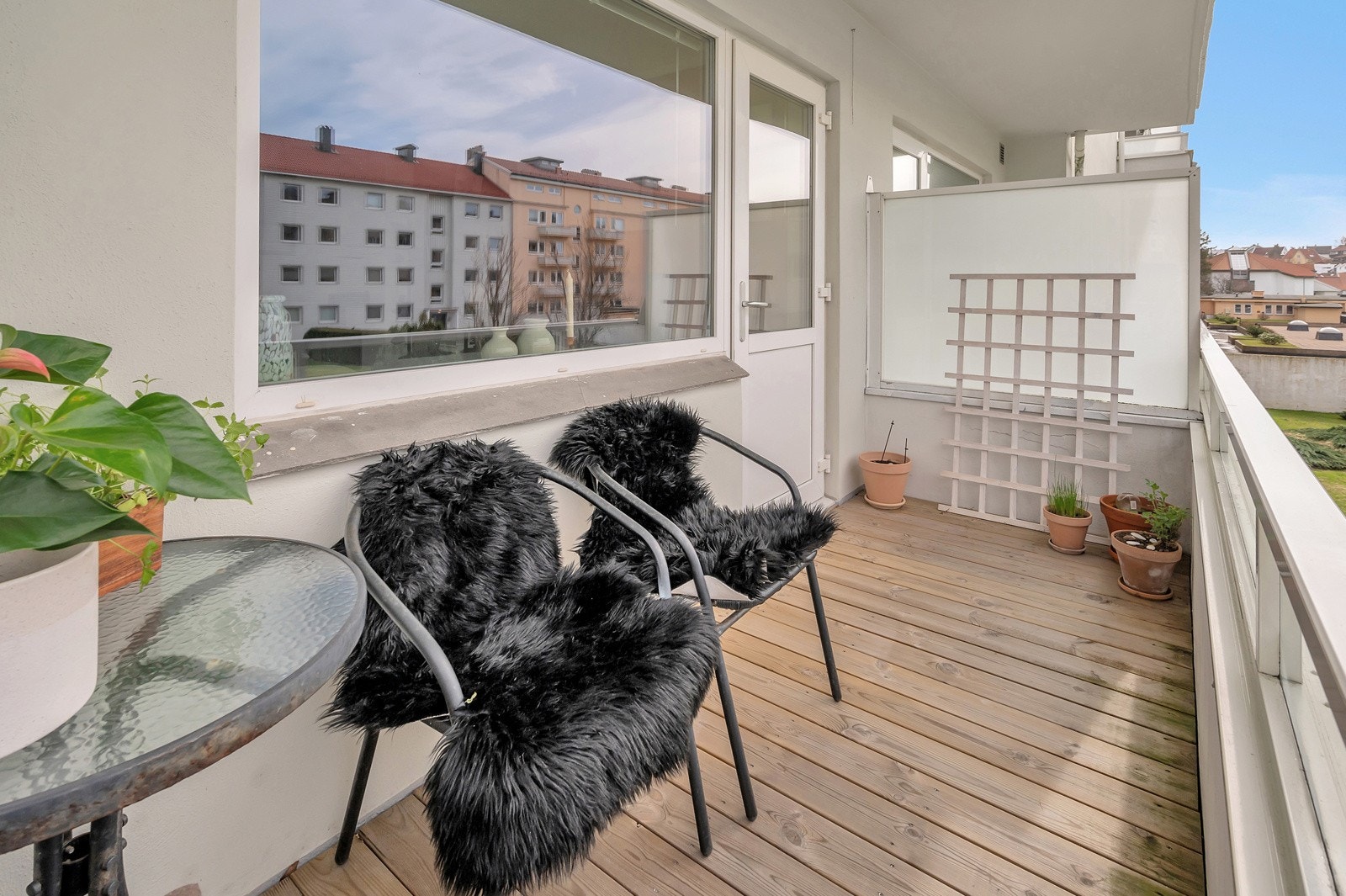 Koselig vestvendt balkong med utg. fra stue Galleribilde