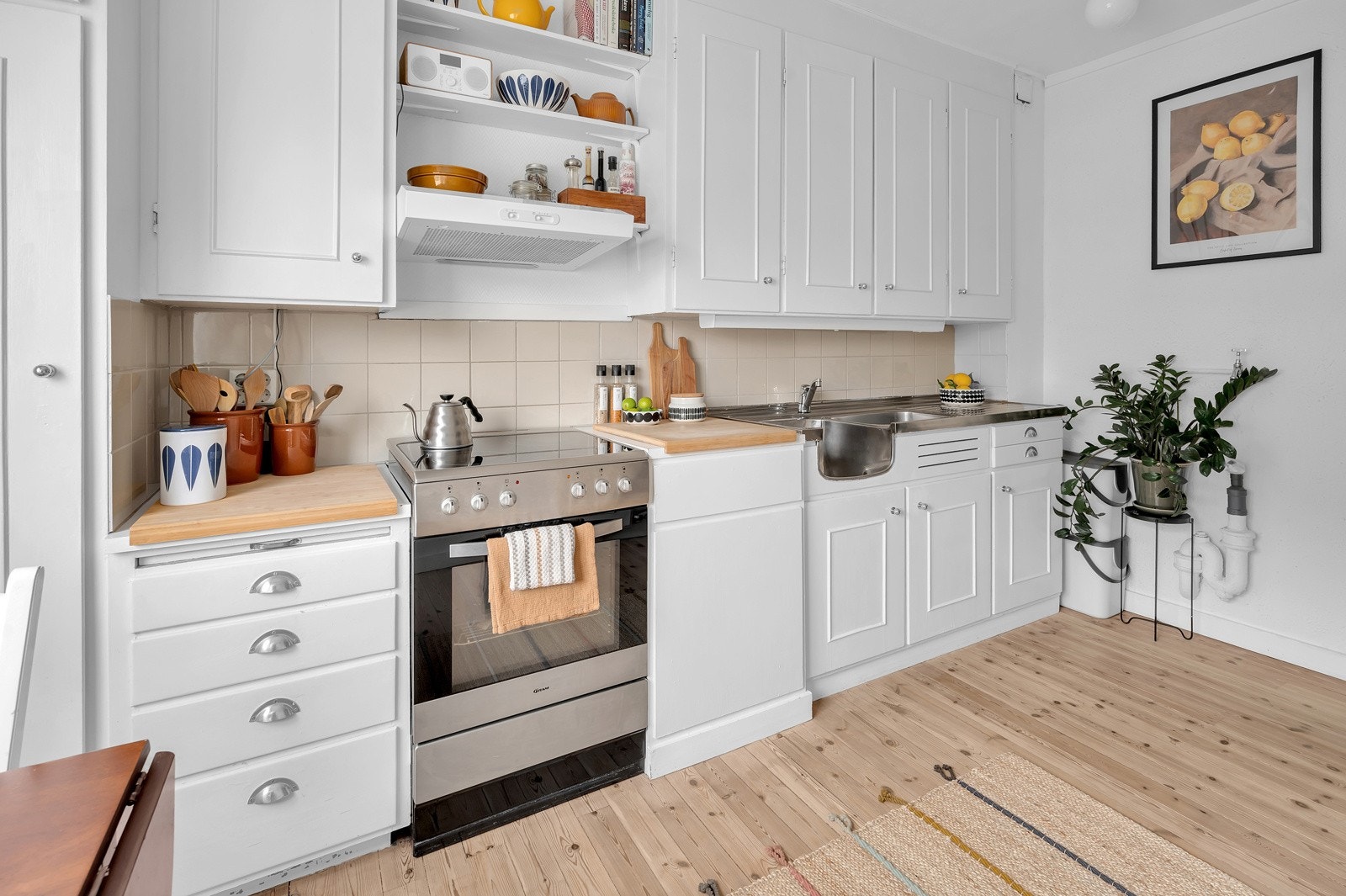 Kjøkken med plass til kjøkkenbord Galleribilde