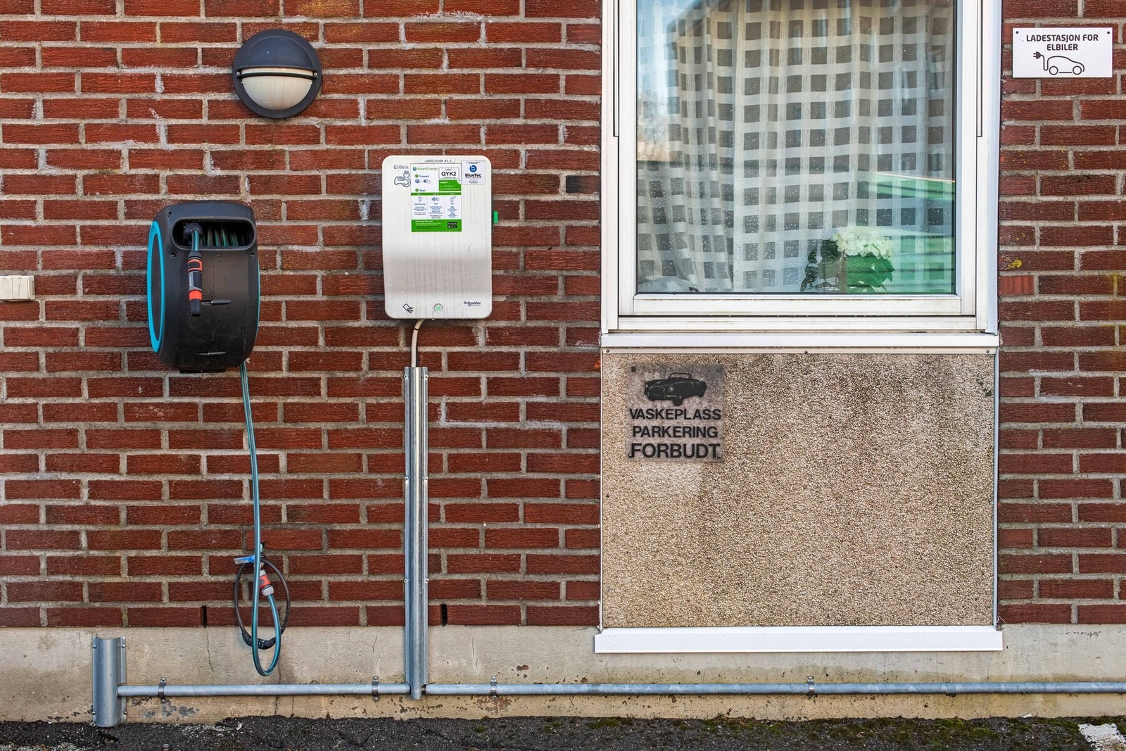 Borettslaget har 62 p-plasser på egen eiendom. P-plass er inkludert i felleskostnader.
Borettslaget har etablert to elbilladere på parkeringen i Anders Rørholtsvei 18 og to i Anders Rørholtsvei 20. Galleribilde