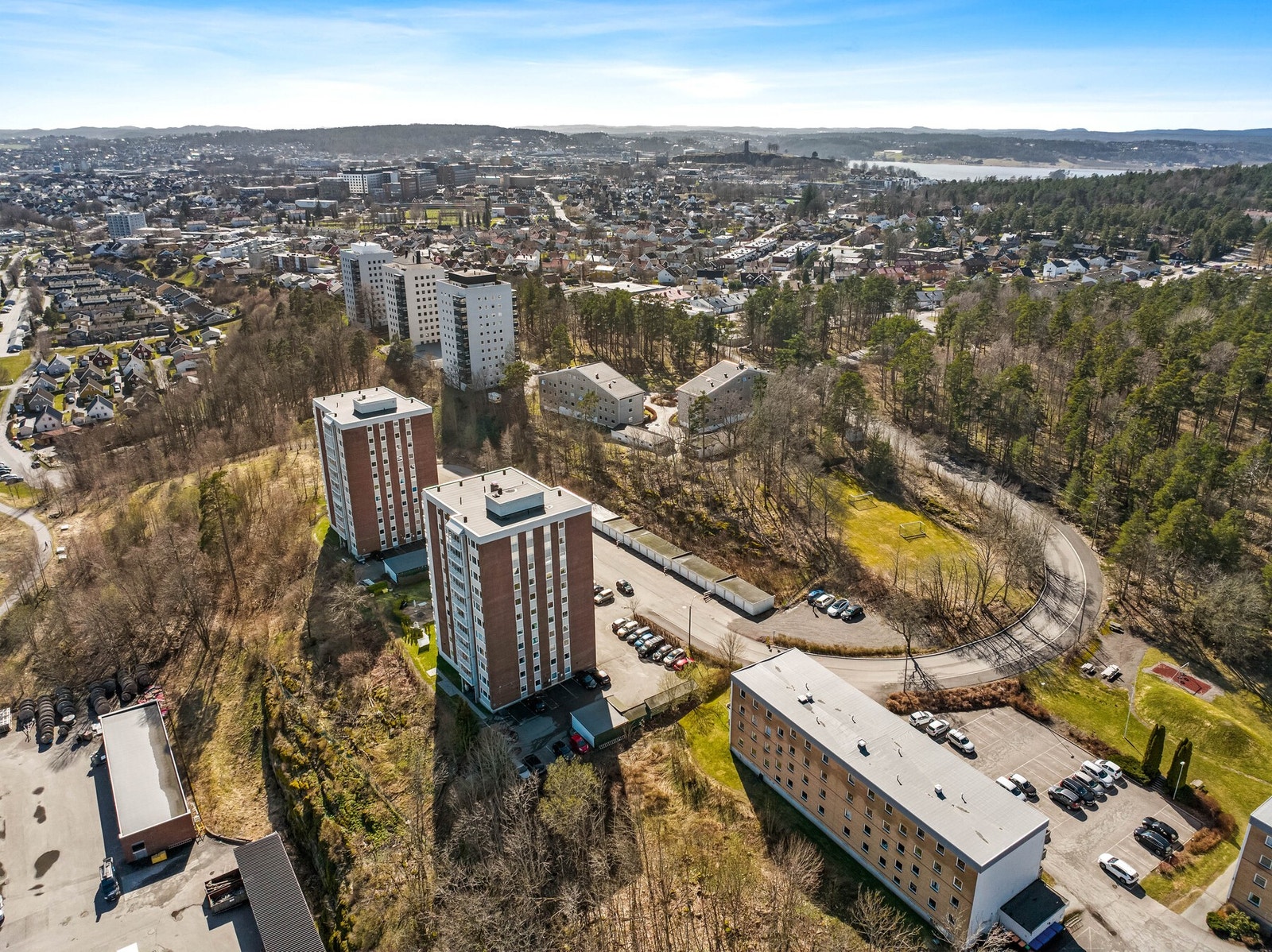 Høyt og fritt beliggende med flotte solforhold og fin utsikt mot skogen i vest og omkringliggende omgivelser. Super beliggenhet på attraktive og populære Solvang! Galleribilde