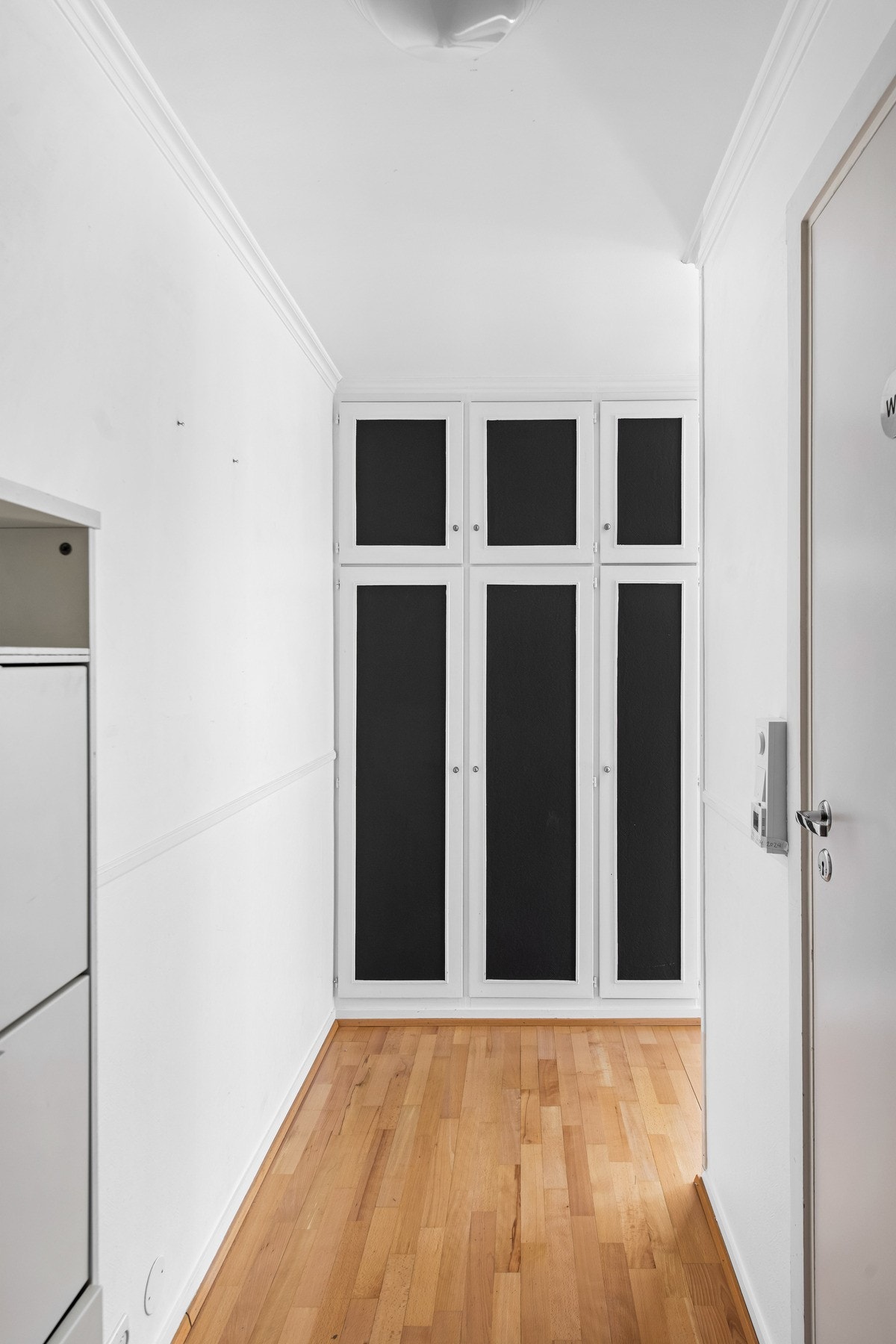 Du kommer inn til en romslig entré som gir deg en god romfølelse i det du kommer inn i leiligheten. Her er det god plass til å henge fra seg yttertøyet. Galleribilde