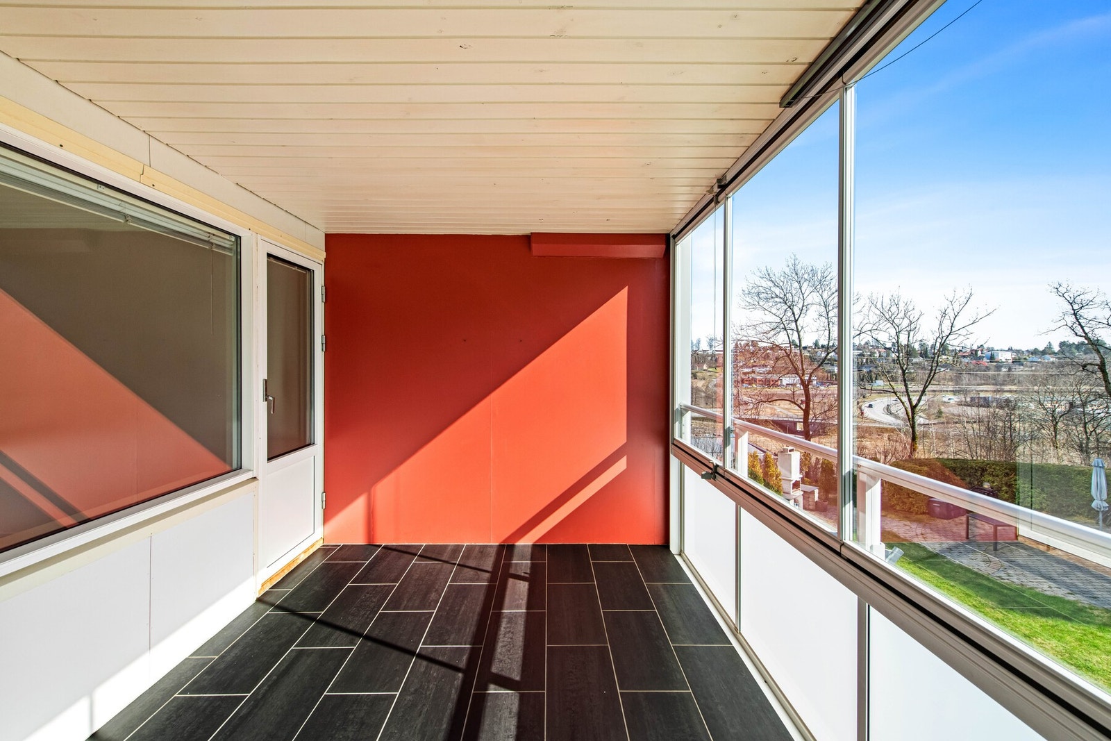 Fra stuen har du en flott innglassert balkong på ca 10 m2 med utsikt over sjøen. Galleribilde